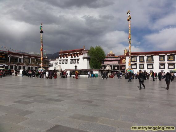Jokhang Square - www.countrybagging.com